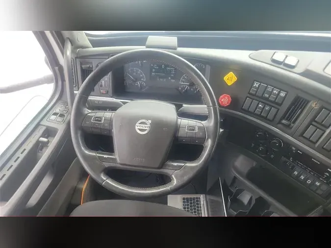 2022 VOLVO VNL740