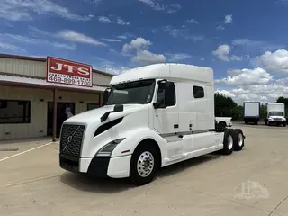 2021 VOLVO VNL64T740