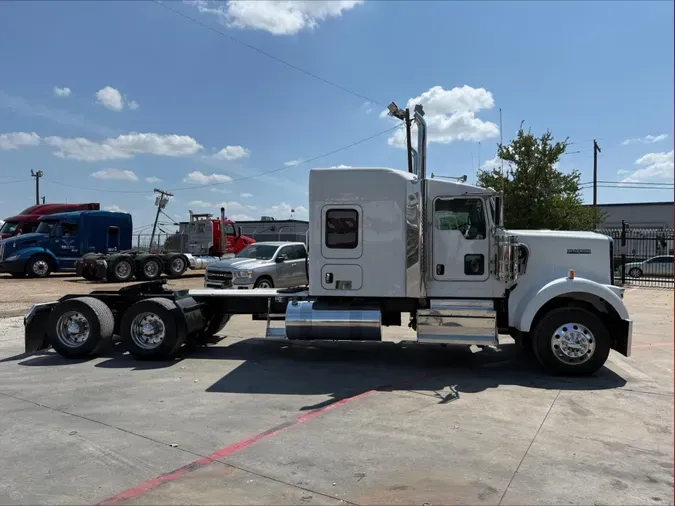 2023 Kenworth W900
