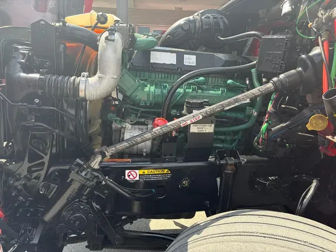 2020 VOLVO VNL64T760