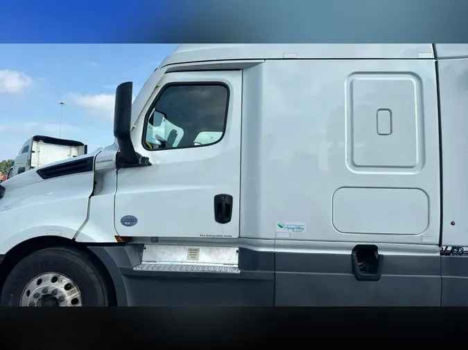 2023 Freightliner Cascadia 126570d0da855d5d0e5dd799c4a36f1e37c