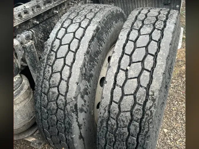 2025 VOLVO VNL64T760