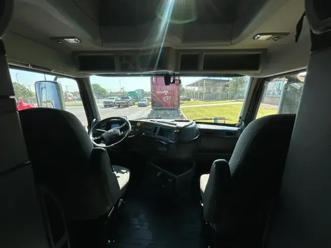 2022 VOLVO VNL860