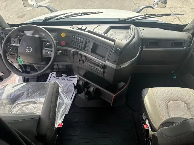 2024 VOLVO VNL64T760