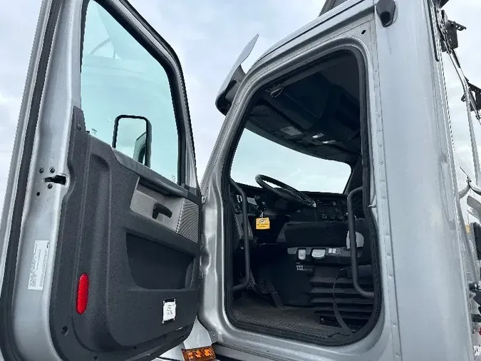 2019 Freightliner T12664ST