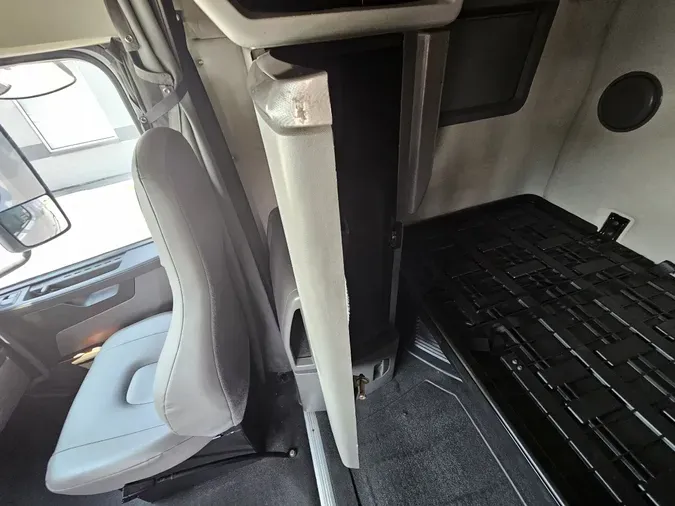 2019 VOLVO VNL64T760