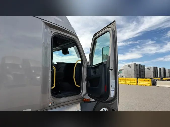 2025 Freightliner Cascadia 126