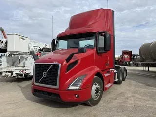 2021 VOLVO VNR64T300