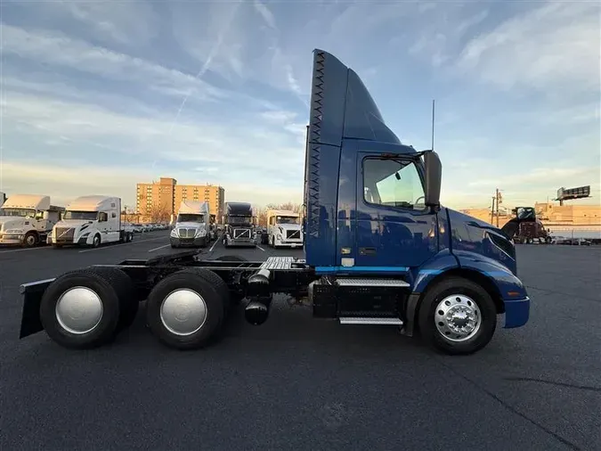 2020 VOLVO VNR64T300