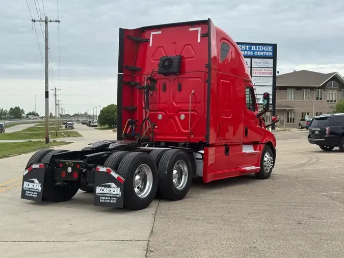 2022 FREIGHTLINER Cascadia 126
