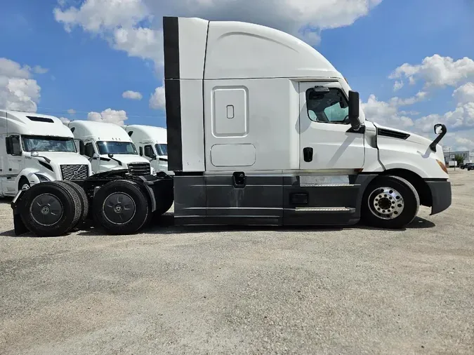 2021 FREIGHTLINER Cascadia 126