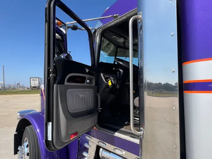 2022 PETERBILT 389