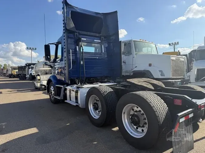 2021 VOLVO VNR64T300