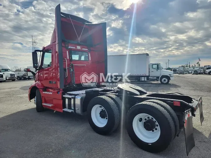 2020 VOLVO VNR64T300