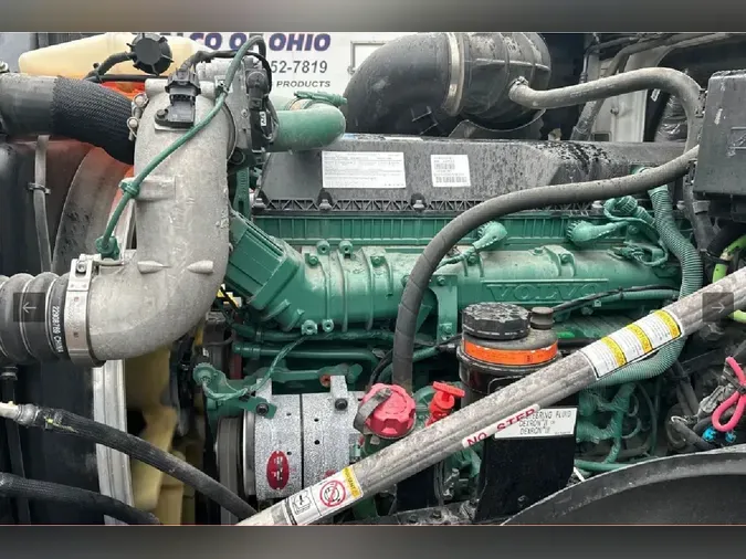 2025 VOLVO VNL64T760