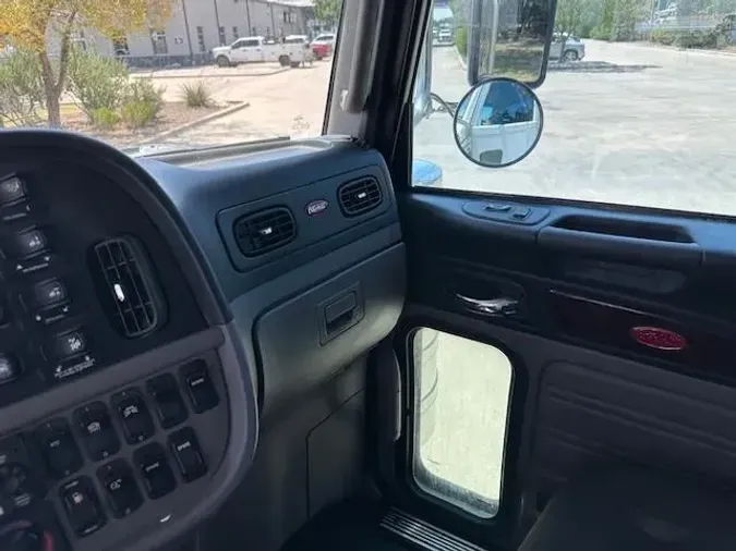 2022 Peterbilt 389