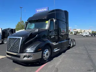 2025 VOLVO VNL64T860