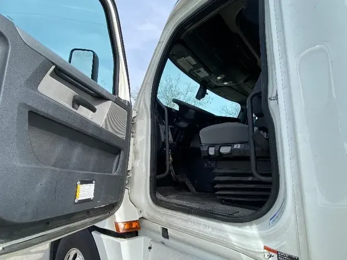 2019 Freightliner T12664ST