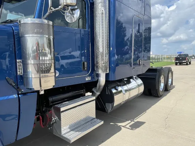 2023 Peterbilt 389