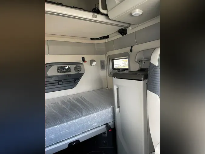 2025 VOLVO VNL64T860