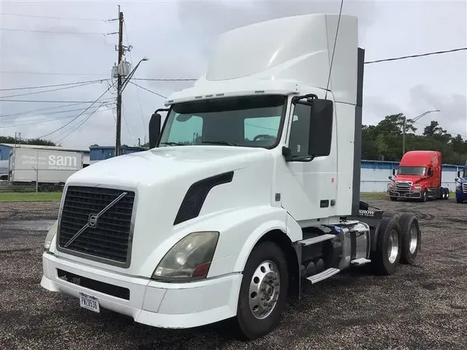 2015 VOLVO VNL300