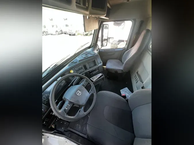 2018 VOLVO VNL64T-300