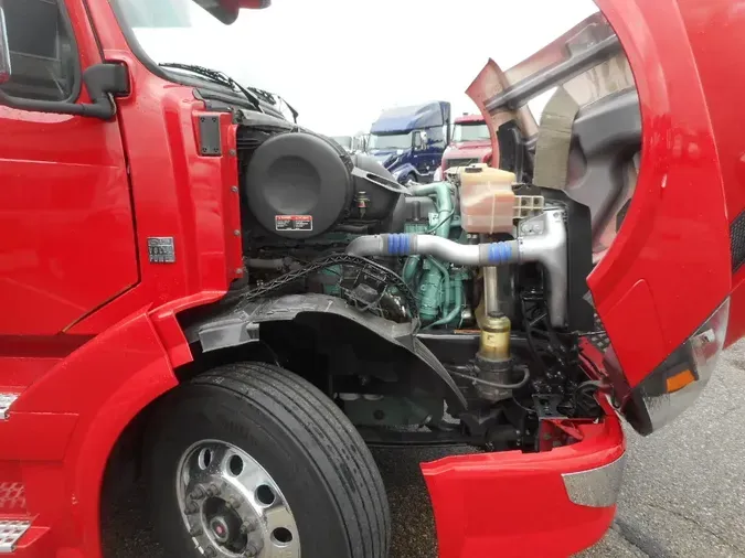 2017 VOLVO VNL64T780