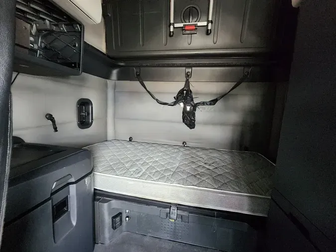 2021 FREIGHTLINER Cascadia 126