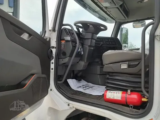 2024 VOLVO VHD84F300