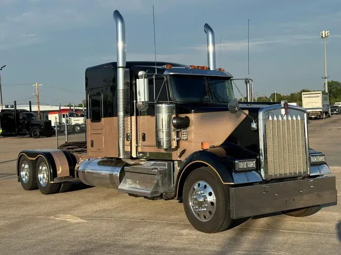 2022 Kenworth W900