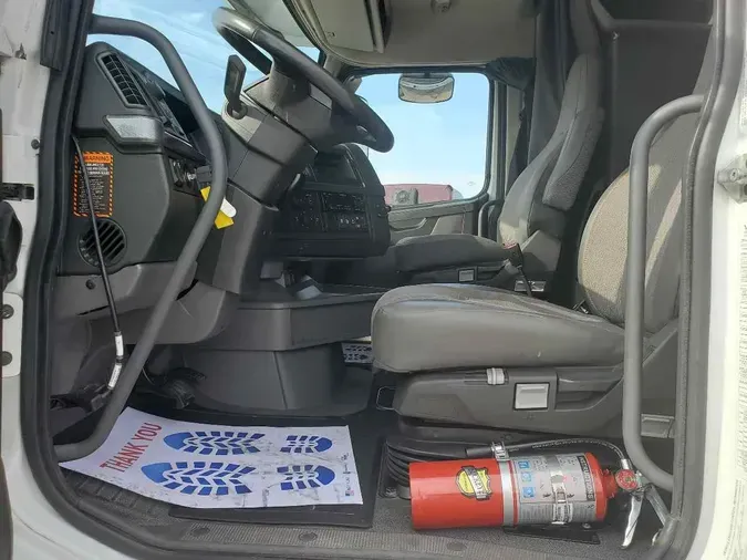 2023 VOLVO VNL64T760