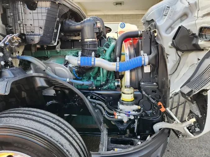 2025 VOLVO VNL64T860