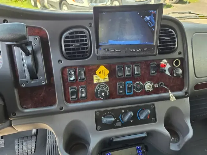 2018 FREIGHTLINER M2 106