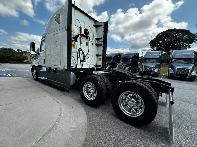 2020 Freightliner Cascadia 126