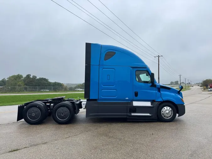 2023 FREIGHTLINER Cascadia 126