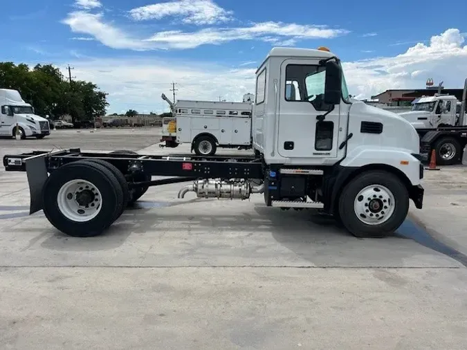 2025 MACK MD64