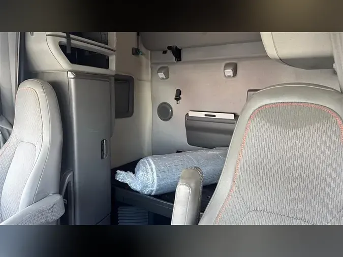 2021 VOLVO VNL760