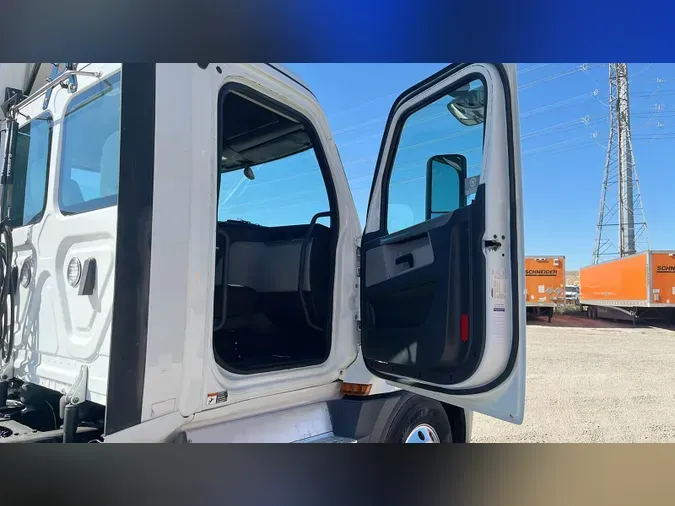 2020 Freightliner Cascadia 126584a35e7d7f7d7fe944834d5430035e6
