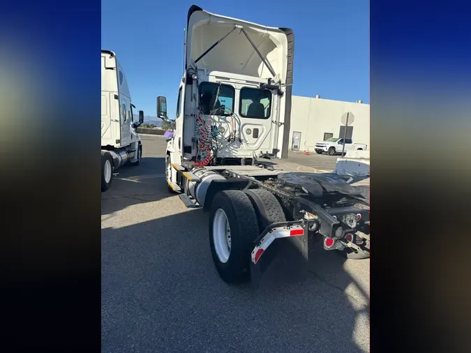 2017 FREIGHTLINER/MERCEDES CASCADIA 113
