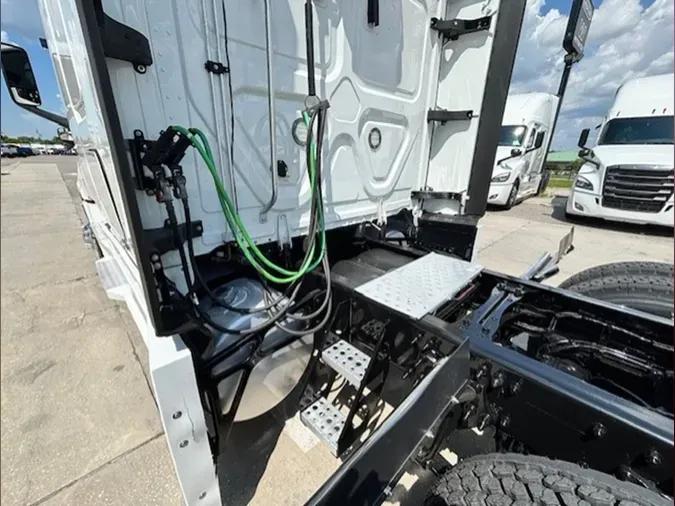2022 Freightliner Cascadia 126