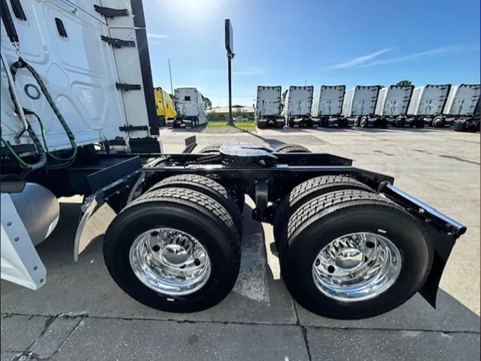 2021 Freightliner Cascadia 126