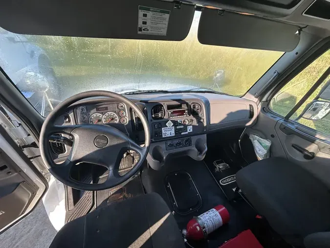 2022 Freightliner BUSINESS CLASS M2 106