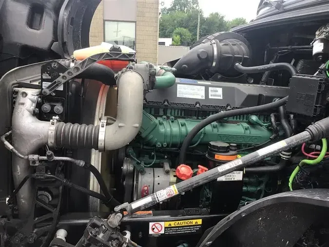 2019 VOLVO VNL860