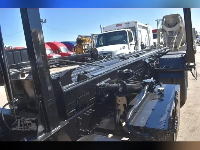 2012 MACK GRANITE GU813