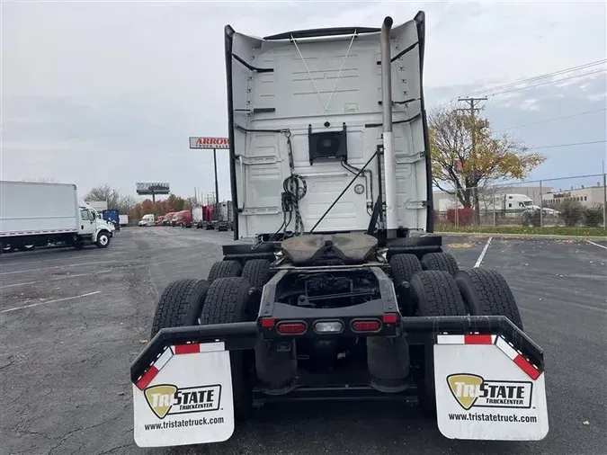 2021 VOLVO VNL64T760