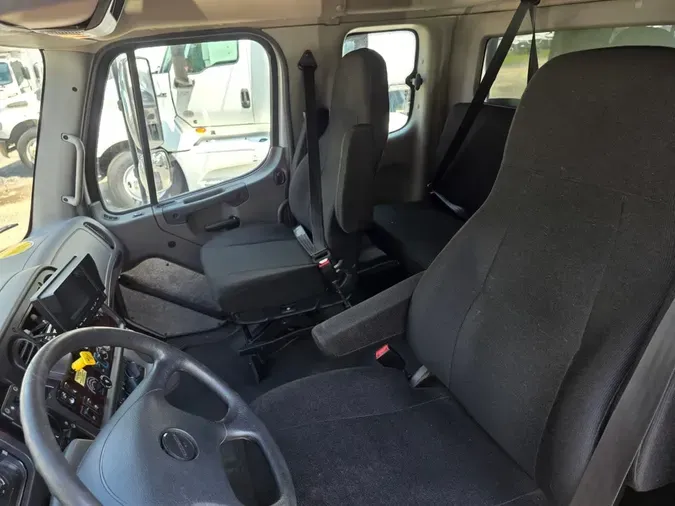 2018 FREIGHTLINER M2 106