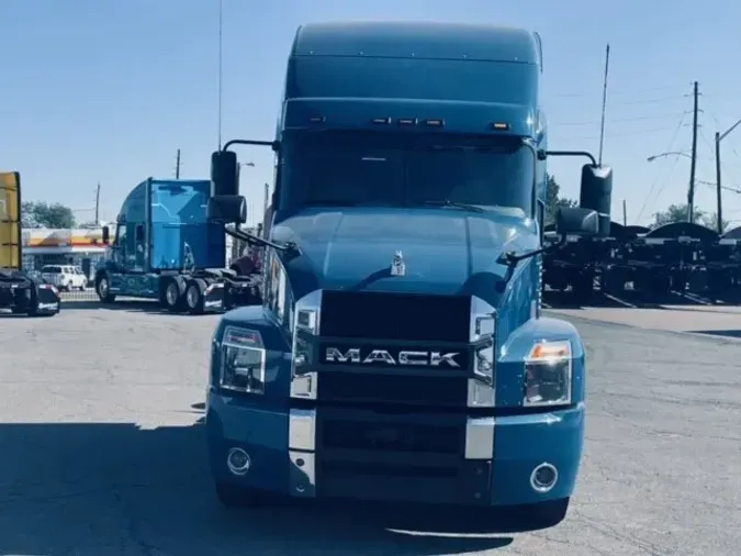 2022 MACK AN64T70