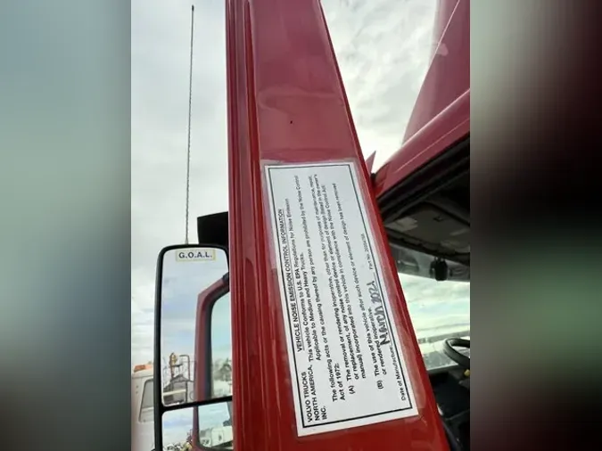 2022 VOLVO VNR64T300