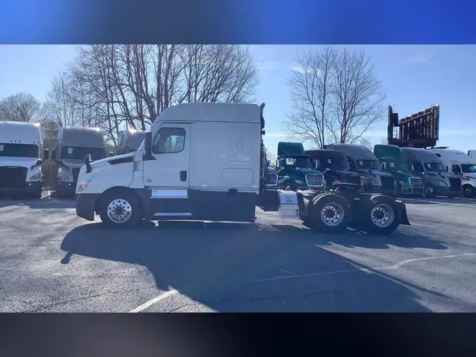 2021 Freightliner Cascadia 126