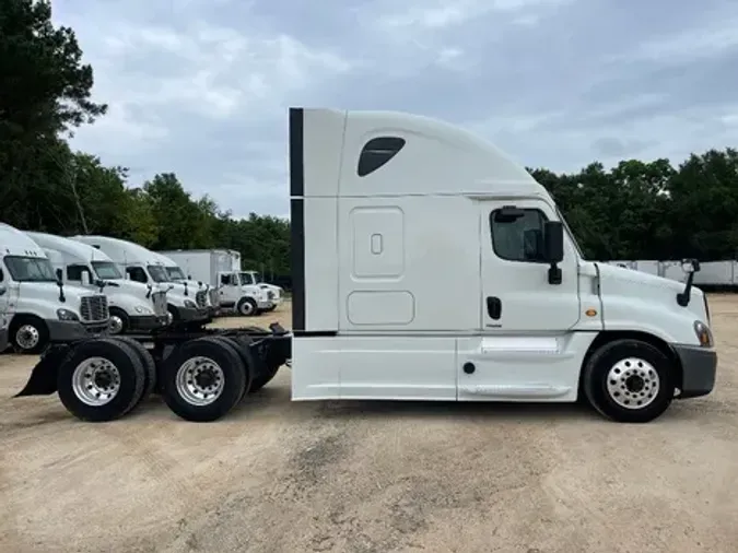 2018 Freightliner X12564ST